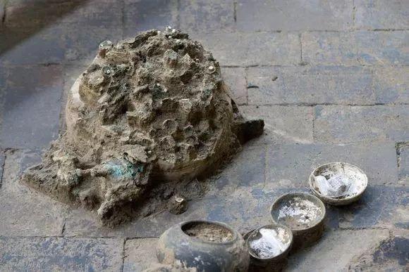 隋炀帝墓中发现一块土疙瘩，专家花900天复原，现为无价之宝