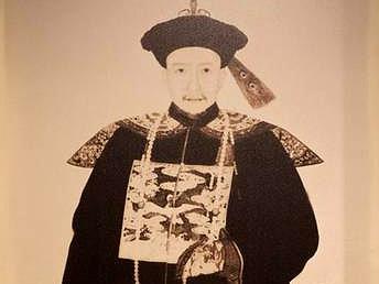 和珅和纪晓岚其实是忘年交；他虽有26个小妾，但不失为一个好丈夫