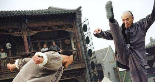 他是慈禧的护卫，中国真正的武林高手，53岁高龄，一拳打飞霍元甲