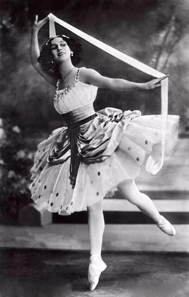 历史上的今天——1909年5月19日，巴甫洛娃的舞姿倾倒巴黎
